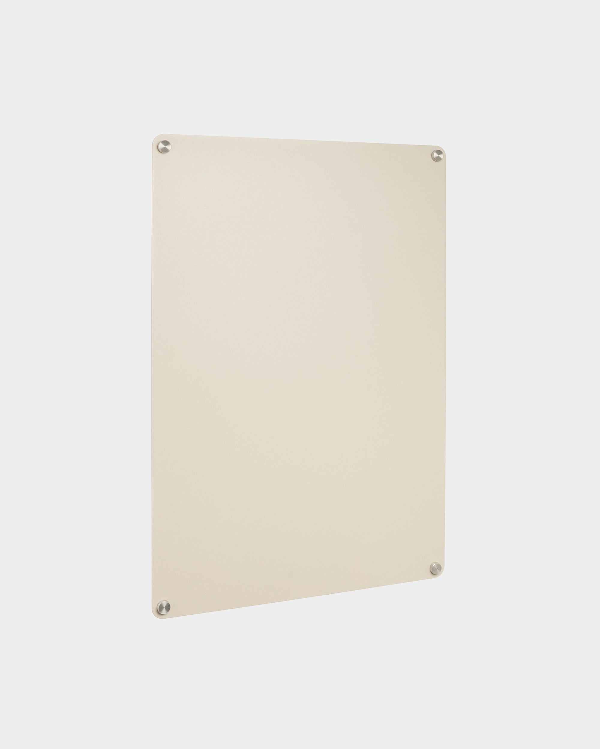 Die magnetische Pinnwand von WoodUpp in Norr large beige ist rechteckig, mit vier sichtbaren Eckschrauben, vor schlichtem weißem Hintergrund dargestellt.